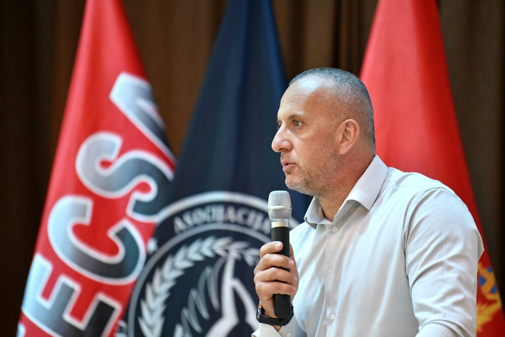 <p><em>U organizaciji Asocijacije menadžera bezbjednosti Crne Gore, a uz podršku Ministarstva unutrašnjih poslova Crne Gore, Ministarstva rada, zapošljavanja i socijalnog staranja Crne Gore i Privredne komore Crne Gore, 17. juna 2025. godine u Budvi su održane III Stručne konsultacije iz oblasti bezbjednosti. Događaj je okupio stručnjake iz javnog i privatnog sektora, predstavnike nadležnih institucija, bezbjednosnih struktura i privrednih subjekata, sa ciljem jačanja međusektorske saradnje i unapređenja profesionalnih standarda.</em></p>