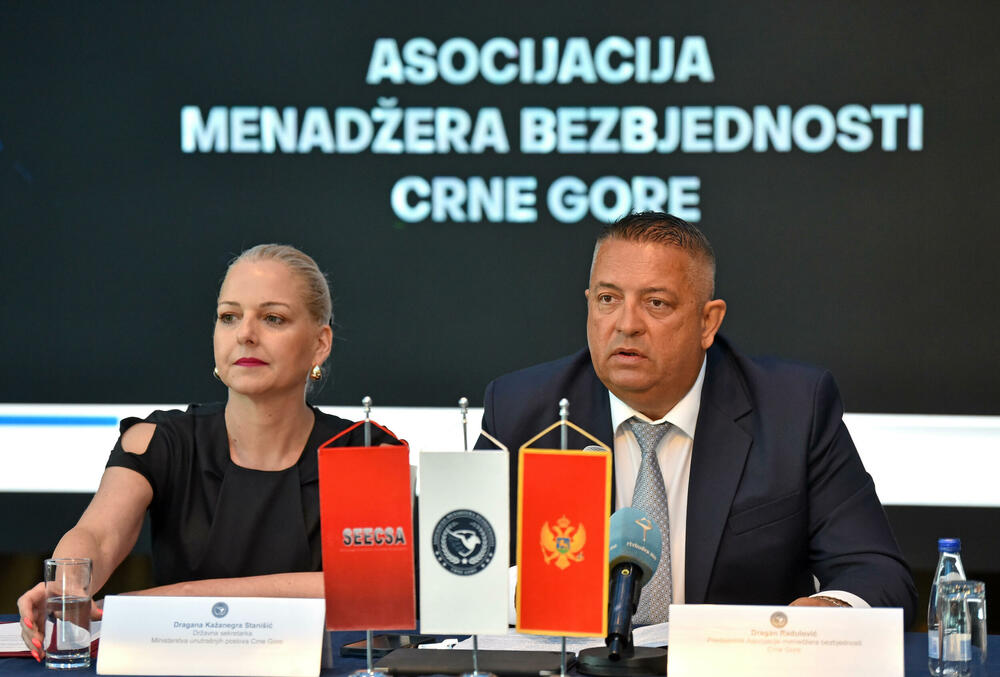 <p><em>U organizaciji Asocijacije menadžera bezbjednosti Crne Gore, a uz podršku Ministarstva unutrašnjih poslova Crne Gore, Ministarstva rada, zapošljavanja i socijalnog staranja Crne Gore i Privredne komore Crne Gore, 17. juna 2025. godine u Budvi su održane III Stručne konsultacije iz oblasti bezbjednosti. Događaj je okupio stručnjake iz javnog i privatnog sektora, predstavnike nadležnih institucija, bezbjednosnih struktura i privrednih subjekata, sa ciljem jačanja međusektorske saradnje i unapređenja profesionalnih standarda.</em></p>