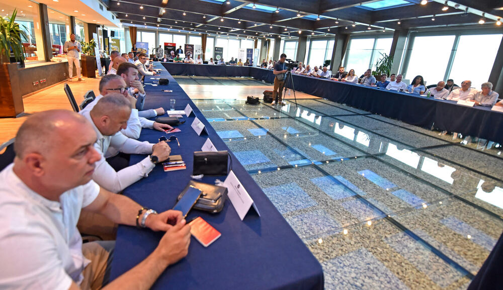 <p><em>U organizaciji Asocijacije menadžera bezbjednosti Crne Gore, a uz podršku Ministarstva unutrašnjih poslova Crne Gore, Ministarstva rada, zapošljavanja i socijalnog staranja Crne Gore i Privredne komore Crne Gore, 17. juna 2025. godine u Budvi su održane III Stručne konsultacije iz oblasti bezbjednosti. Događaj je okupio stručnjake iz javnog i privatnog sektora, predstavnike nadležnih institucija, bezbjednosnih struktura i privrednih subjekata, sa ciljem jačanja međusektorske saradnje i unapređenja profesionalnih standarda.</em></p>