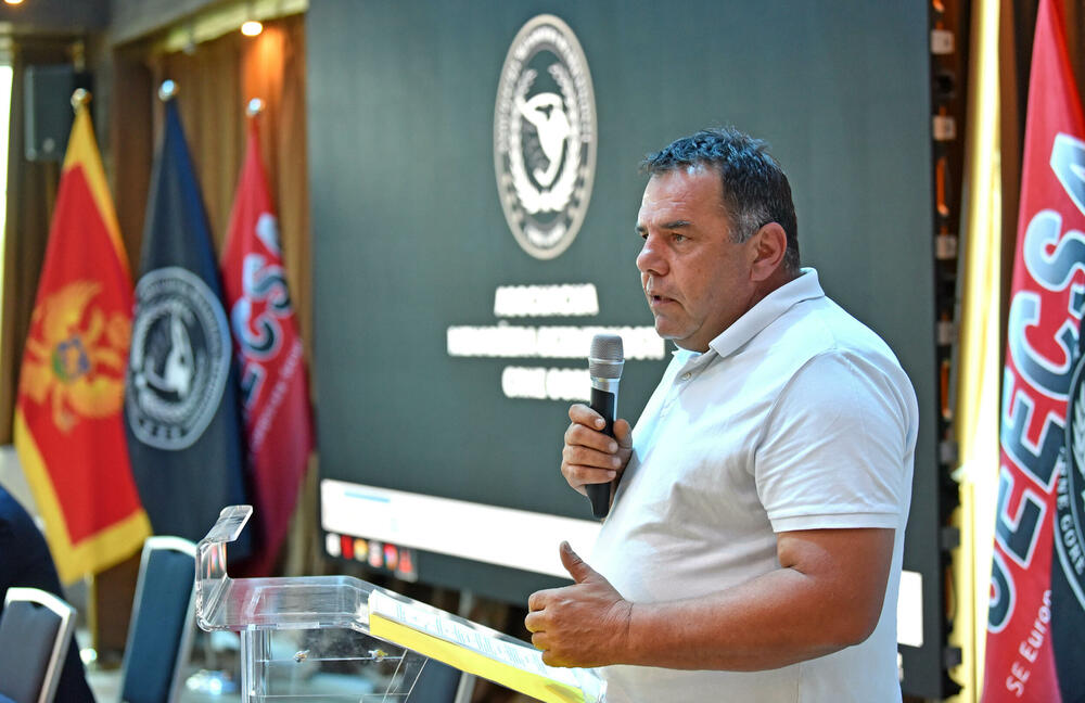 <p><em>U organizaciji Asocijacije menadžera bezbjednosti Crne Gore, a uz podršku Ministarstva unutrašnjih poslova Crne Gore, Ministarstva rada, zapošljavanja i socijalnog staranja Crne Gore i Privredne komore Crne Gore, 17. juna 2025. godine u Budvi su održane III Stručne konsultacije iz oblasti bezbjednosti. Događaj je okupio stručnjake iz javnog i privatnog sektora, predstavnike nadležnih institucija, bezbjednosnih struktura i privrednih subjekata, sa ciljem jačanja međusektorske saradnje i unapređenja profesionalnih standarda.</em></p>