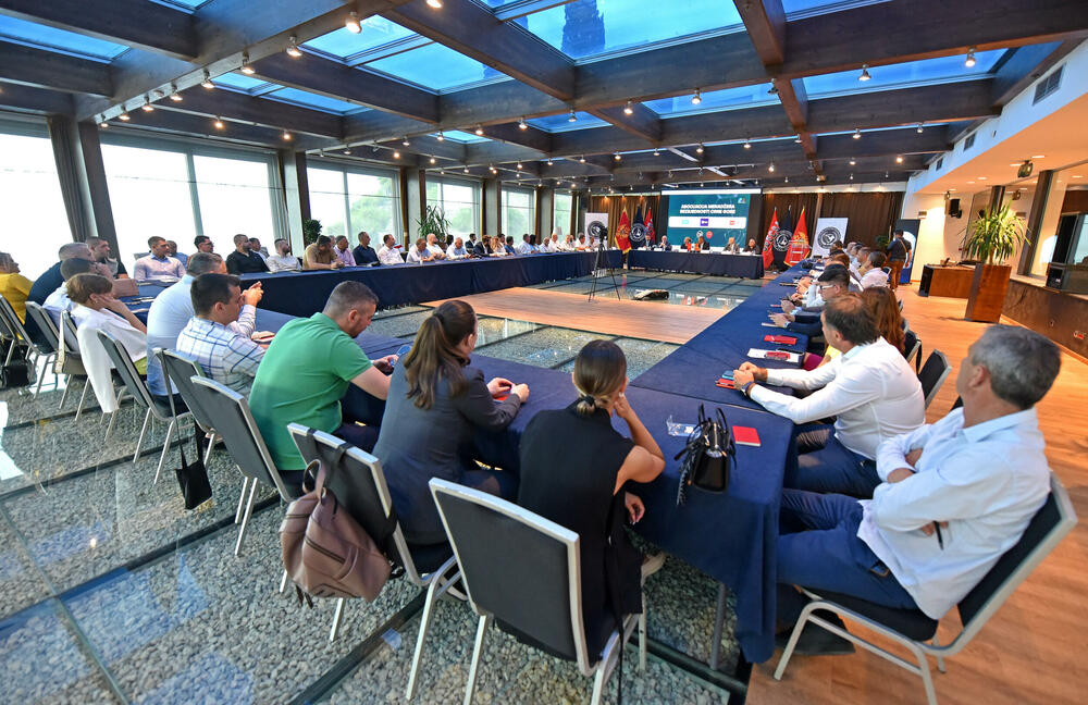 <p><em>U organizaciji Asocijacije menadžera bezbjednosti Crne Gore, a uz podršku Ministarstva unutrašnjih poslova Crne Gore, Ministarstva rada, zapošljavanja i socijalnog staranja Crne Gore i Privredne komore Crne Gore, 17. juna 2025. godine u Budvi su održane III Stručne konsultacije iz oblasti bezbjednosti. Događaj je okupio stručnjake iz javnog i privatnog sektora, predstavnike nadležnih institucija, bezbjednosnih struktura i privrednih subjekata, sa ciljem jačanja međusektorske saradnje i unapređenja profesionalnih standarda.</em></p>