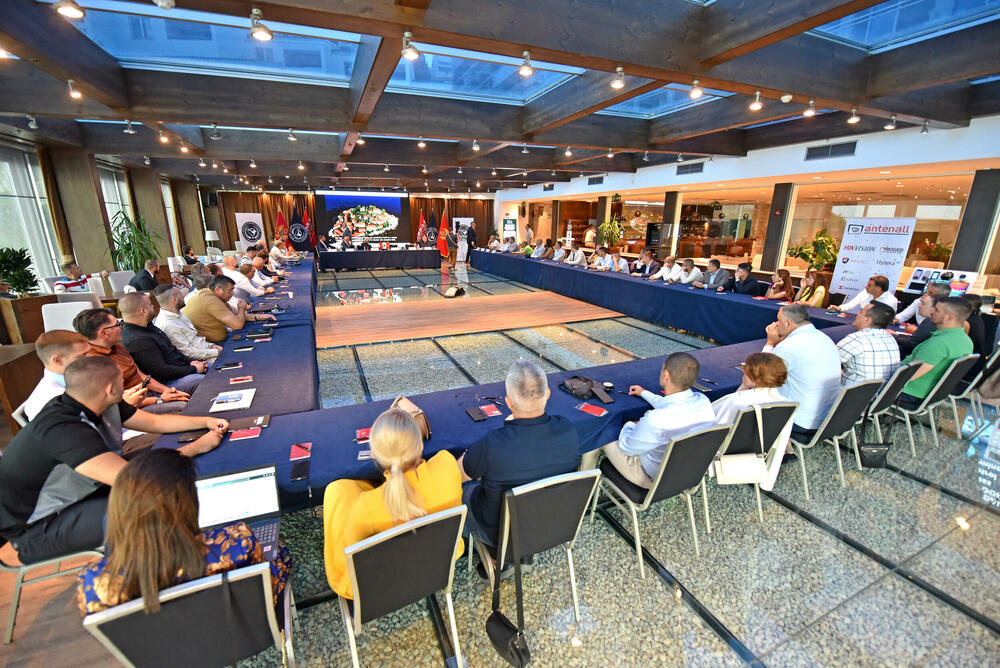 <p><em>U organizaciji Asocijacije menadžera bezbjednosti Crne Gore, a uz podršku Ministarstva unutrašnjih poslova Crne Gore, Ministarstva rada, zapošljavanja i socijalnog staranja Crne Gore i Privredne komore Crne Gore, 17. juna 2025. godine u Budvi su održane III Stručne konsultacije iz oblasti bezbjednosti. Događaj je okupio stručnjake iz javnog i privatnog sektora, predstavnike nadležnih institucija, bezbjednosnih struktura i privrednih subjekata, sa ciljem jačanja međusektorske saradnje i unapređenja profesionalnih standarda.</em></p>