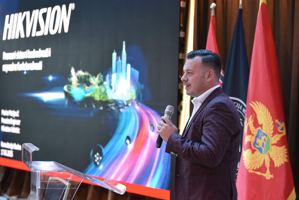 <p><em>U organizaciji Asocijacije menadžera bezbjednosti Crne Gore, a uz podršku Ministarstva unutrašnjih poslova Crne Gore, Ministarstva rada, zapošljavanja i socijalnog staranja Crne Gore i Privredne komore Crne Gore, 17. juna 2025. godine u Budvi su održane III Stručne konsultacije iz oblasti bezbjednosti. Događaj je okupio stručnjake iz javnog i privatnog sektora, predstavnike nadležnih institucija, bezbjednosnih struktura i privrednih subjekata, sa ciljem jačanja međusektorske saradnje i unapređenja profesionalnih standarda.</em></p>