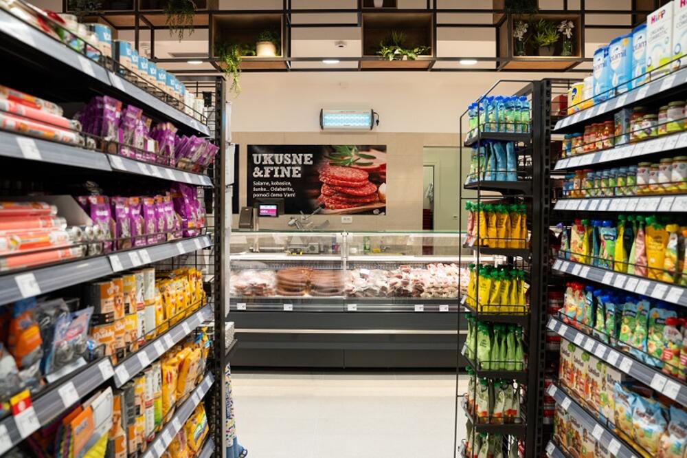 <p>Nakon sveobuhvatne obnove IDEA prodavnica koja se nalazi na glavnoj saobraćajnici prema Maloj plaži u Ulcinju otvorila je svoja vrata mještanima i brojnim turistima koji tokom sezone borave u ovom dijelu Crne Gore.</p>