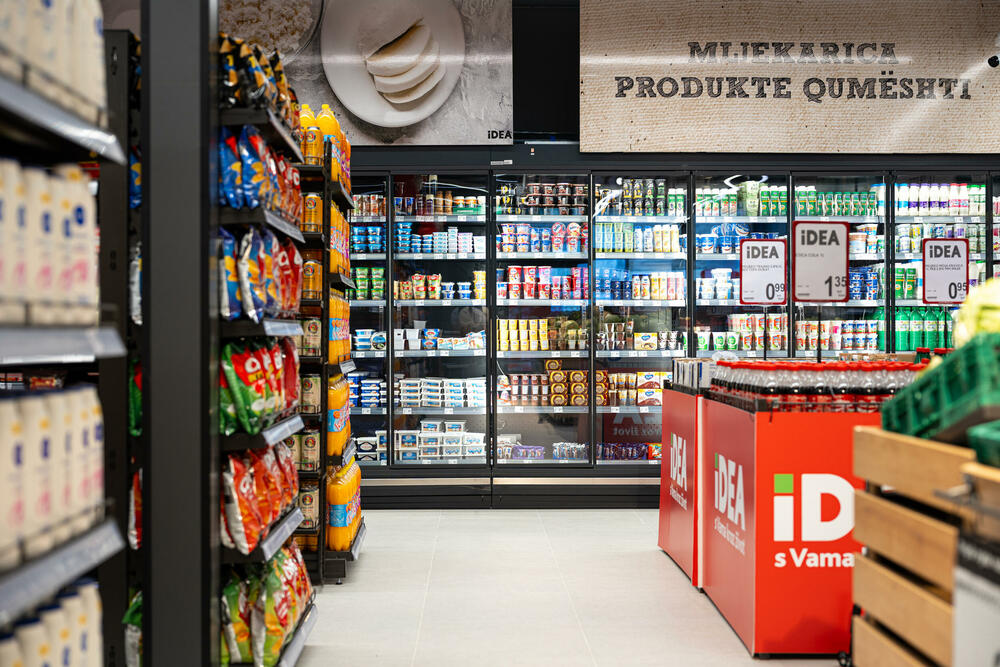 <p>Nakon sveobuhvatne obnove IDEA prodavnica koja se nalazi na glavnoj saobraćajnici prema Maloj plaži u Ulcinju otvorila je svoja vrata mještanima i brojnim turistima koji tokom sezone borave u ovom dijelu Crne Gore.</p>