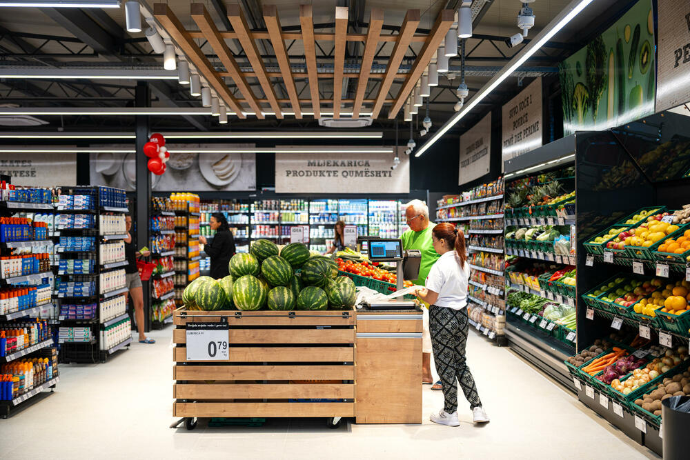 <p>Nakon sveobuhvatne obnove IDEA prodavnica koja se nalazi na glavnoj saobraćajnici prema Maloj plaži u Ulcinju otvorila je svoja vrata mještanima i brojnim turistima koji tokom sezone borave u ovom dijelu Crne Gore.</p>