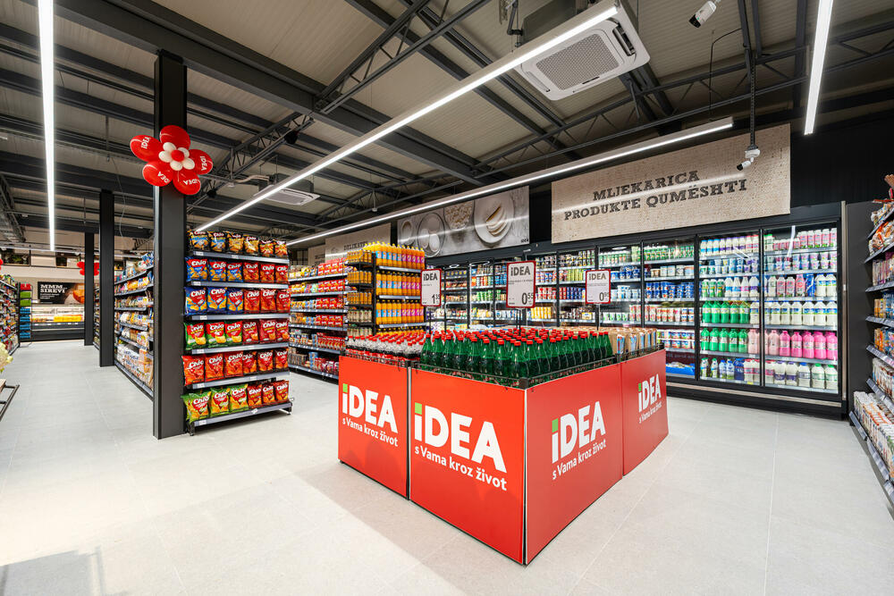 <p>Nakon sveobuhvatne obnove IDEA prodavnica koja se nalazi na glavnoj saobraćajnici prema Maloj plaži u Ulcinju otvorila je svoja vrata mještanima i brojnim turistima koji tokom sezone borave u ovom dijelu Crne Gore.</p>