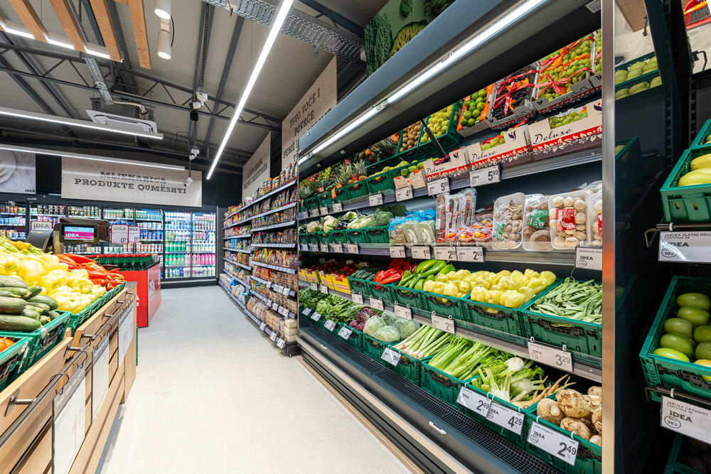 <p>Nakon sveobuhvatne obnove IDEA prodavnica koja se nalazi na glavnoj saobraćajnici prema Maloj plaži u Ulcinju otvorila je svoja vrata mještanima i brojnim turistima koji tokom sezone borave u ovom dijelu Crne Gore.</p>