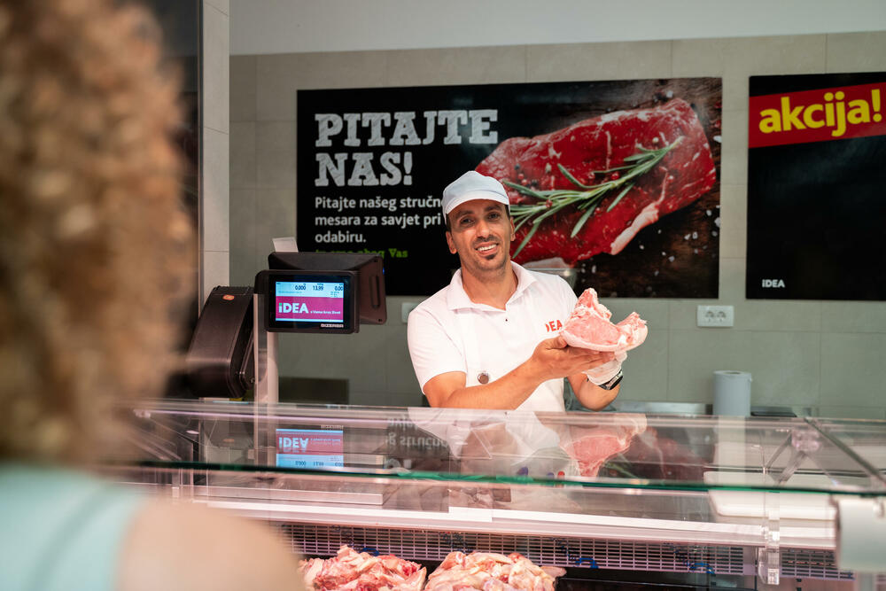 <p>Nakon sveobuhvatne obnove IDEA prodavnica koja se nalazi na glavnoj saobraćajnici prema Maloj plaži u Ulcinju otvorila je svoja vrata mještanima i brojnim turistima koji tokom sezone borave u ovom dijelu Crne Gore.</p>