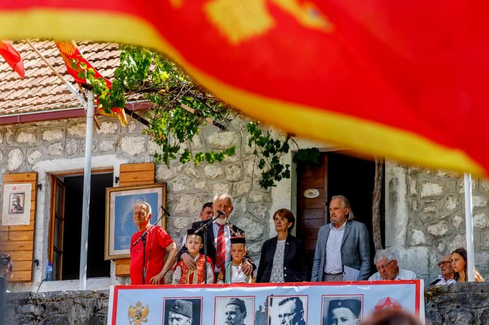 Dragan Mitov Đurović drži govor u Nudolu, Foto: SUBNOR