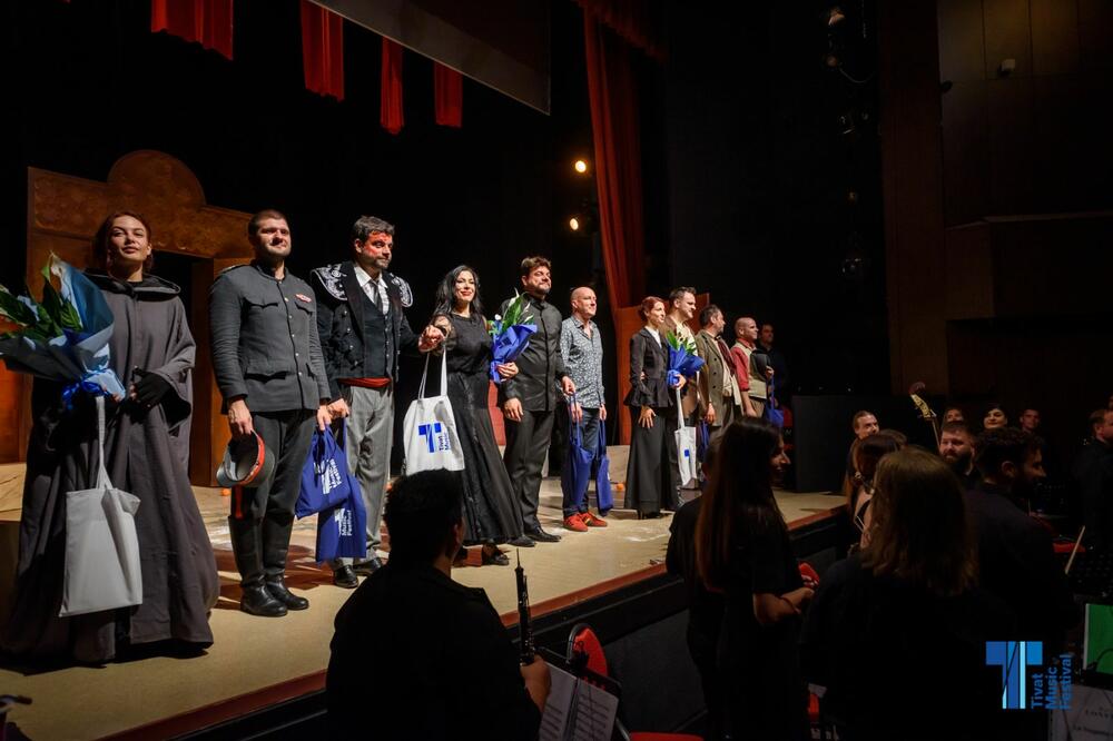 Sa poklona, Foto: Dalibor Ševaljević