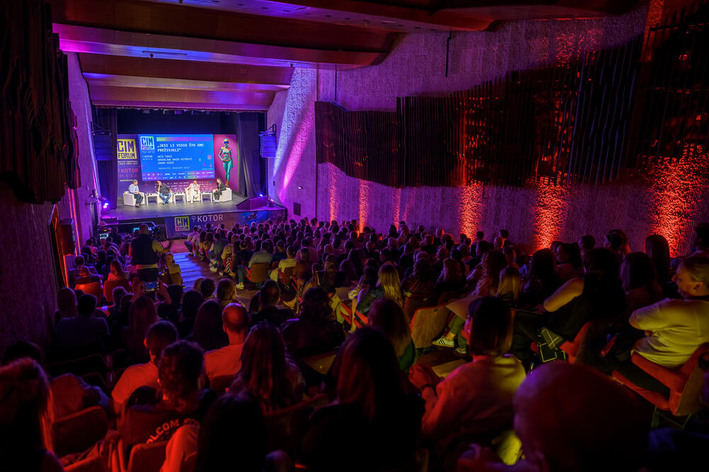 <p>U srcu Starog grada Kotora, pod mediteranskim suncem i idejama koje griju i u najdubljoj sjeni, završen je CIM Forum 2025, događaj koji je i ove godine pokazao zašto je postao najvažniji regionalni susret kreativaca, lidera, umjetnika, stvaralaca i onih koji vjeruju da promjene počinju riječima, slikama, idejama i djelima.</p>