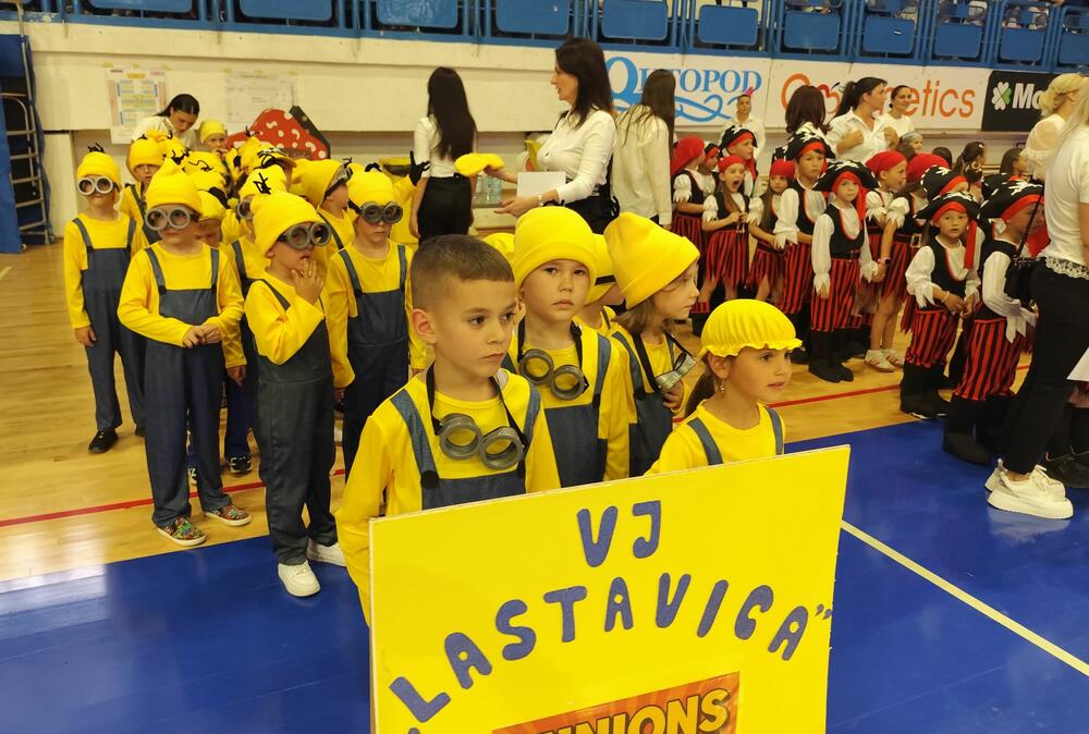 <p>Aplauzi i ovacije nijesu izostali, ali ni ponos zaposlenih u JPU “Dragan Kovačević” koji su pomenutom manifestacijom zaokružili obilježavanje 75 godina pomenute predškolske ustanove</p>