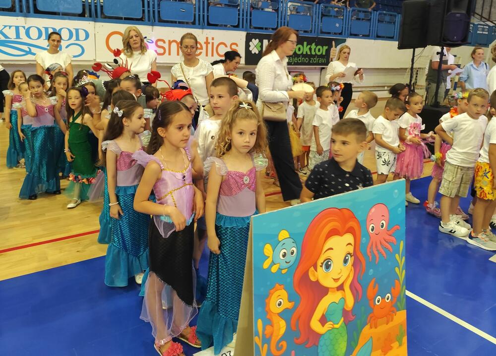 <p>Aplauzi i ovacije nijesu izostali, ali ni ponos zaposlenih u JPU “Dragan Kovačević” koji su pomenutom manifestacijom zaokružili obilježavanje 75 godina pomenute predškolske ustanove</p>