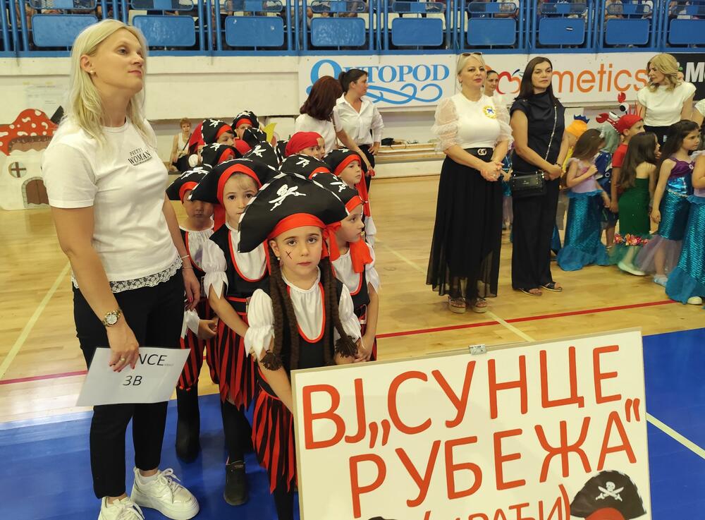 <p>Aplauzi i ovacije nijesu izostali, ali ni ponos zaposlenih u JPU “Dragan Kovačević” koji su pomenutom manifestacijom zaokružili obilježavanje 75 godina pomenute predškolske ustanove</p>