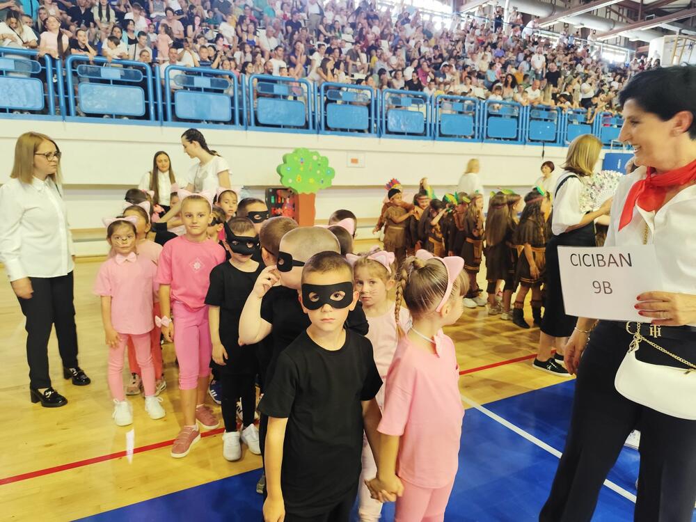 <p>Aplauzi i ovacije nijesu izostali, ali ni ponos zaposlenih u JPU “Dragan Kovačević” koji su pomenutom manifestacijom zaokružili obilježavanje 75 godina pomenute predškolske ustanove</p>