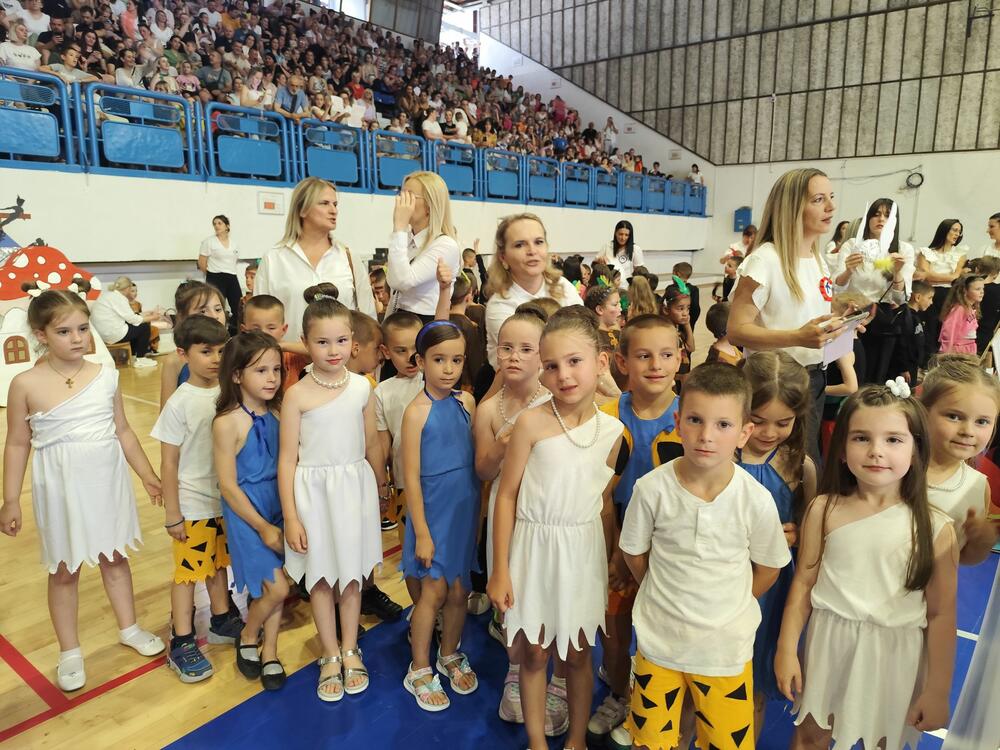 <p>Aplauzi i ovacije nijesu izostali, ali ni ponos zaposlenih u JPU “Dragan Kovačević” koji su pomenutom manifestacijom zaokružili obilježavanje 75 godina pomenute predškolske ustanove</p>