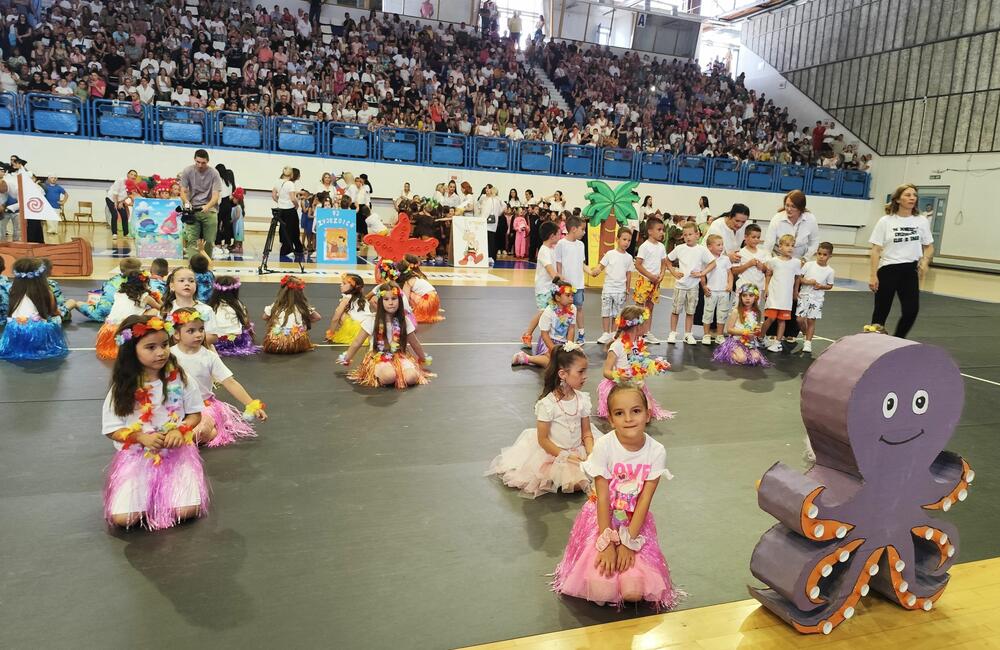 <p>Aplauzi i ovacije nijesu izostali, ali ni ponos zaposlenih u JPU “Dragan Kovačević” koji su pomenutom manifestacijom zaokružili obilježavanje 75 godina pomenute predškolske ustanove</p>