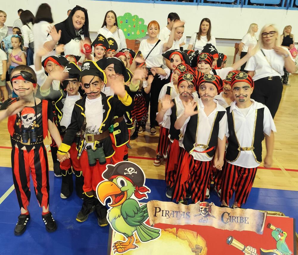 <p>Aplauzi i ovacije nijesu izostali, ali ni ponos zaposlenih u JPU “Dragan Kovačević” koji su pomenutom manifestacijom zaokružili obilježavanje 75 godina pomenute predškolske ustanove</p>