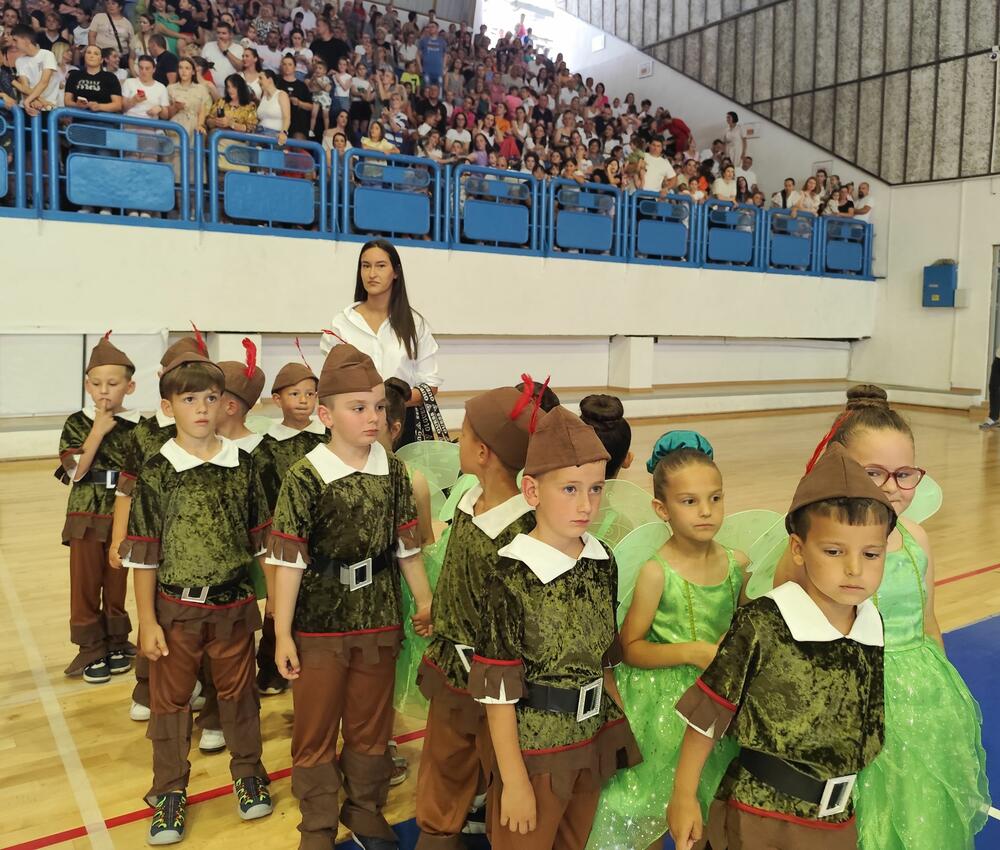 <p>Aplauzi i ovacije nijesu izostali, ali ni ponos zaposlenih u JPU “Dragan Kovačević” koji su pomenutom manifestacijom zaokružili obilježavanje 75 godina pomenute predškolske ustanove</p>