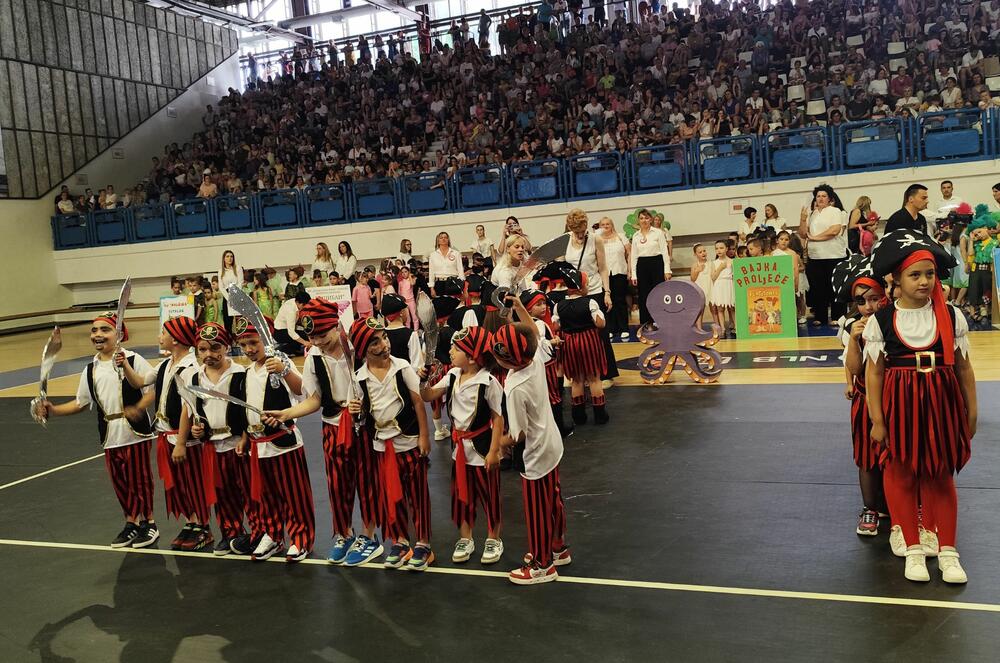 <p>Aplauzi i ovacije nijesu izostali, ali ni ponos zaposlenih u JPU “Dragan Kovačević” koji su pomenutom manifestacijom zaokružili obilježavanje 75 godina pomenute predškolske ustanove</p>