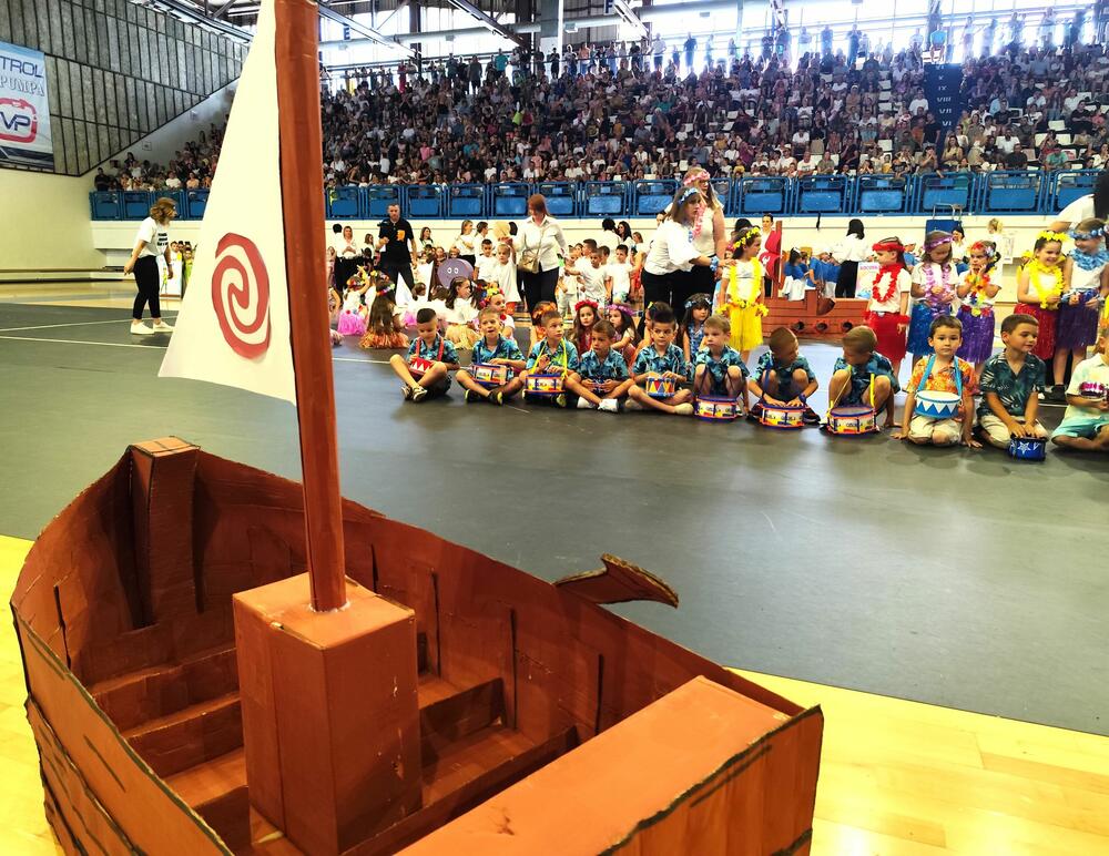 <p>Aplauzi i ovacije nijesu izostali, ali ni ponos zaposlenih u JPU “Dragan Kovačević” koji su pomenutom manifestacijom zaokružili obilježavanje 75 godina pomenute predškolske ustanove</p>