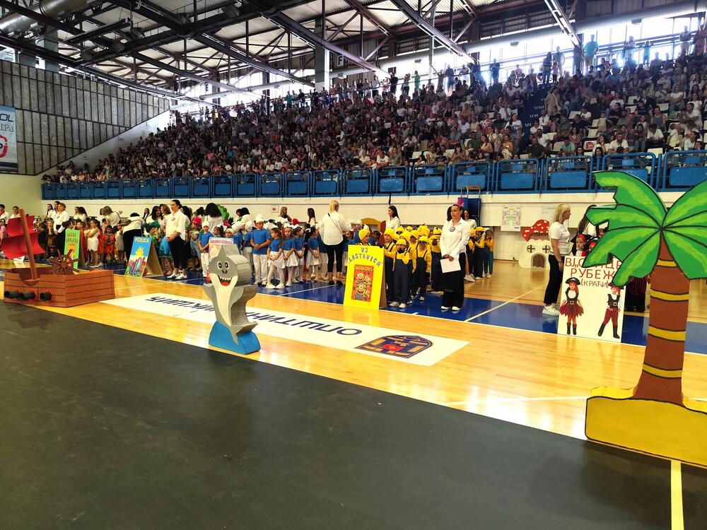 <p>Aplauzi i ovacije nijesu izostali, ali ni ponos zaposlenih u JPU “Dragan Kovačević” koji su pomenutom manifestacijom zaokružili obilježavanje 75 godina pomenute predškolske ustanove</p>