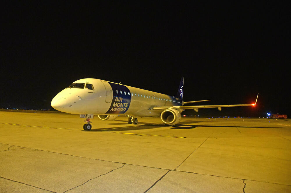 Novi “embraer E195” u floti Air Montenegra po dolasku u Podgoricu, Foto: Boris Pejović