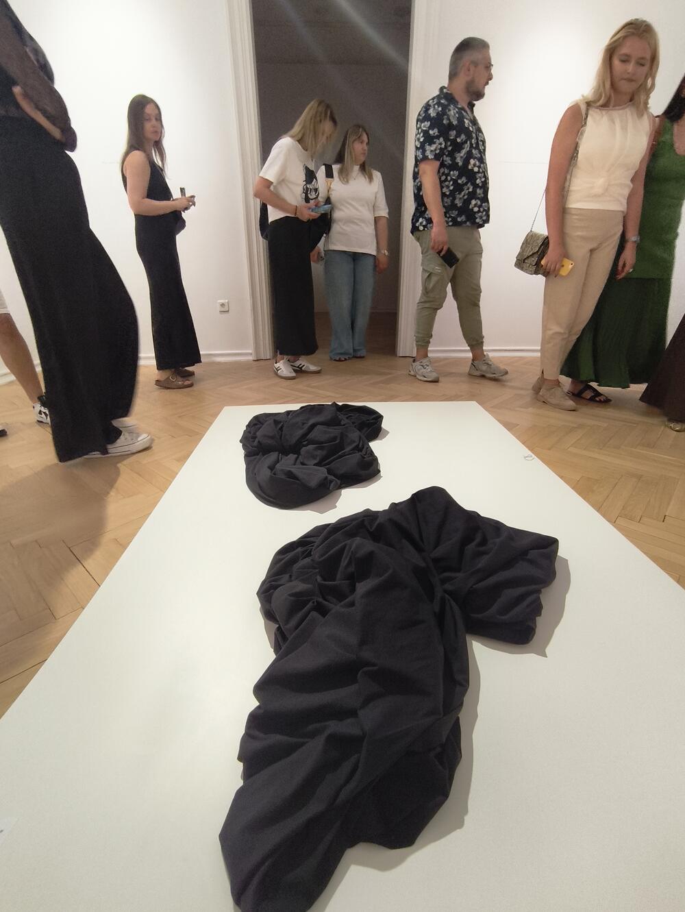 <p>Zvuk i umjetnost koji odjekuju kroz generacije i izložba “Nedovršena”, u Dvorcu Petrovića i Perjaničkom domu u Podgorici... Na posjetiocima je da je dovrše, budu njen dio, “u ovom približno beskrajnom univerzumu”...</p>