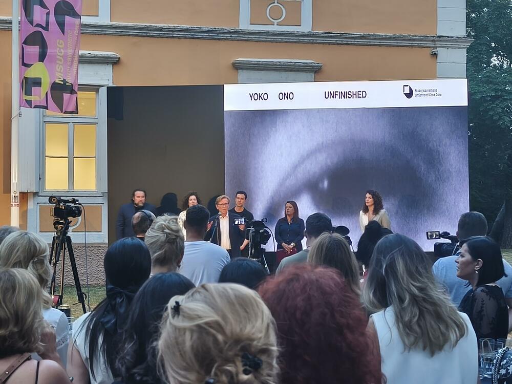 <p>Zvuk i umjetnost koji odjekuju kroz generacije i izložba “Nedovršena”, u Dvorcu Petrovića i Perjaničkom domu u Podgorici... Na posjetiocima je da je dovrše, budu njen dio, “u ovom približno beskrajnom univerzumu”...</p>