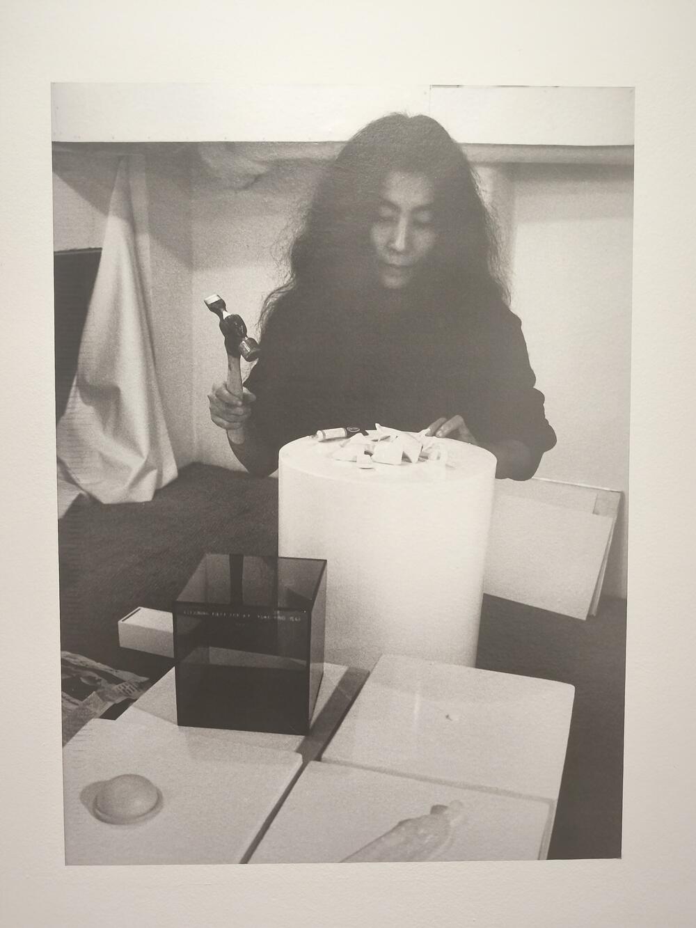 <p>Zvuk i umjetnost koji odjekuju kroz generacije i izložba “Nedovršena”, u Dvorcu Petrovića i Perjaničkom domu u Podgorici... Na posjetiocima je da je dovrše, budu njen dio, “u ovom približno beskrajnom univerzumu”...</p>