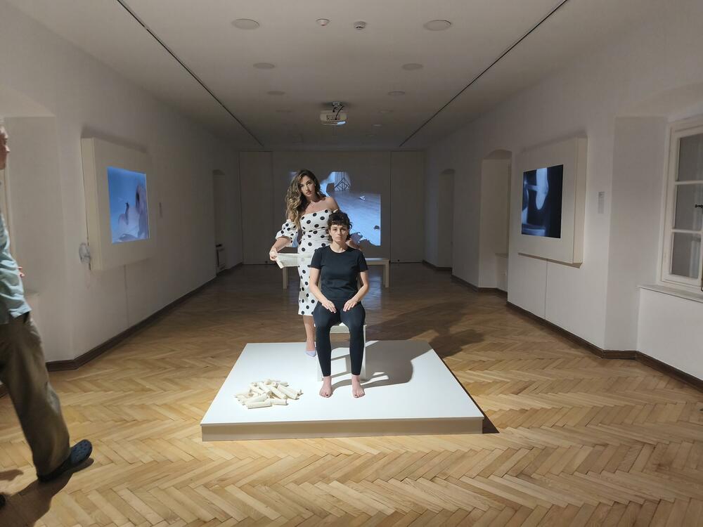 <p>Zvuk i umjetnost koji odjekuju kroz generacije i izložba “Nedovršena”, u Dvorcu Petrovića i Perjaničkom domu u Podgorici... Na posjetiocima je da je dovrše, budu njen dio, “u ovom približno beskrajnom univerzumu”...</p>