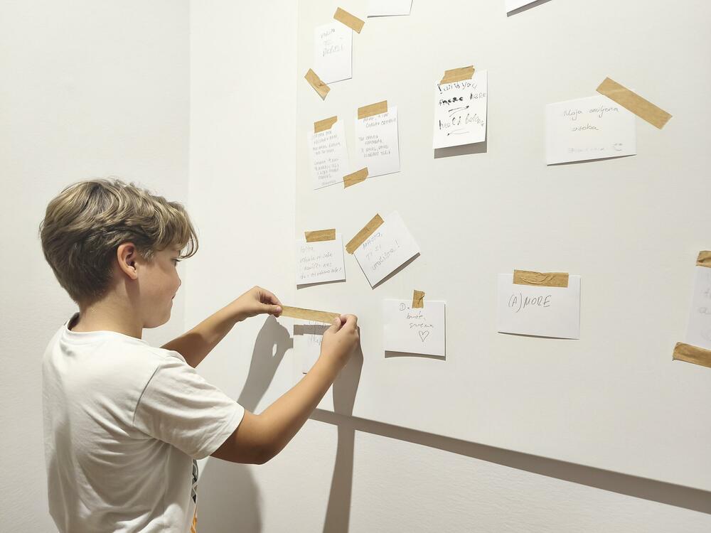 <p>Zvuk i umjetnost koji odjekuju kroz generacije i izložba “Nedovršena”, u Dvorcu Petrovića i Perjaničkom domu u Podgorici... Na posjetiocima je da je dovrše, budu njen dio, “u ovom približno beskrajnom univerzumu”...</p>