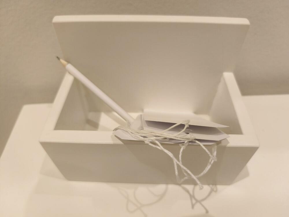 <p>Zvuk i umjetnost koji odjekuju kroz generacije i izložba “Nedovršena”, u Dvorcu Petrovića i Perjaničkom domu u Podgorici... Na posjetiocima je da je dovrše, budu njen dio, “u ovom približno beskrajnom univerzumu”...</p>