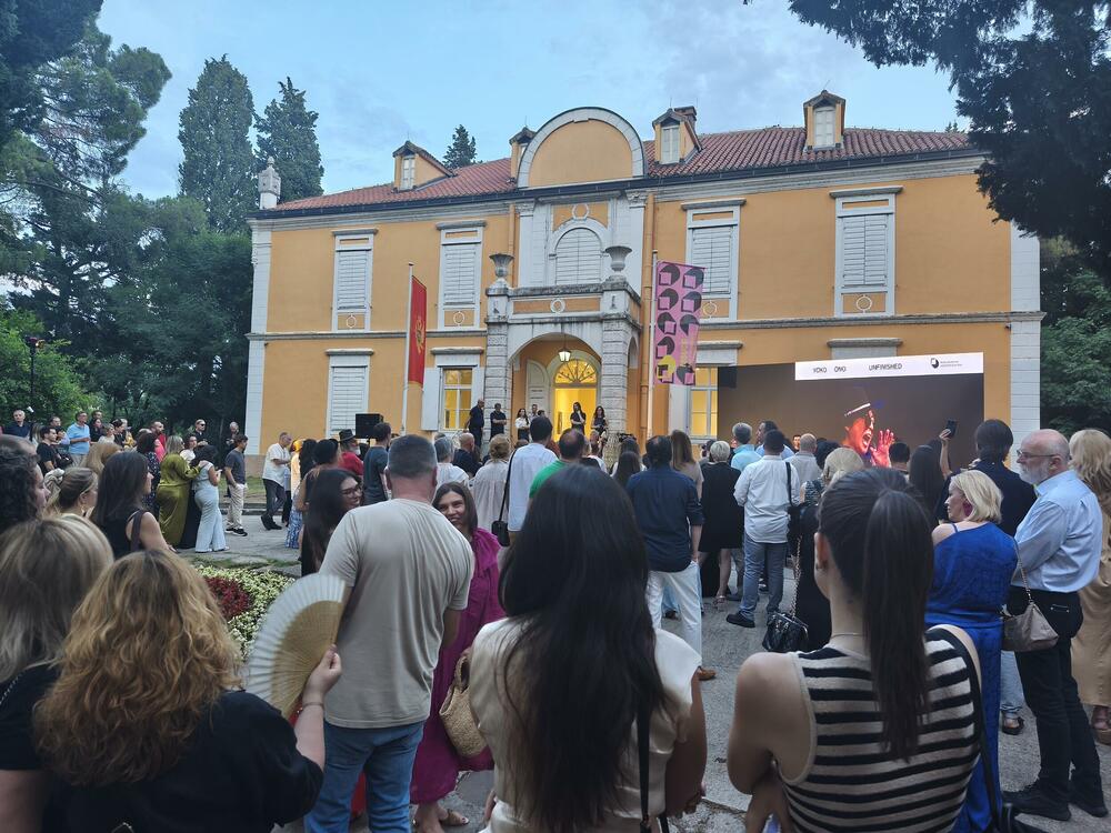 <p>Zvuk i umjetnost koji odjekuju kroz generacije i izložba “Nedovršena”, u Dvorcu Petrovića i Perjaničkom domu u Podgorici... Na posjetiocima je da je dovrše, budu njen dio, “u ovom približno beskrajnom univerzumu”...</p>