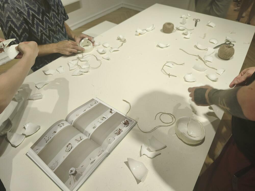 <p>Zvuk i umjetnost koji odjekuju kroz generacije i izložba “Nedovršena”, u Dvorcu Petrovića i Perjaničkom domu u Podgorici... Na posjetiocima je da je dovrše, budu njen dio, “u ovom približno beskrajnom univerzumu”...</p>