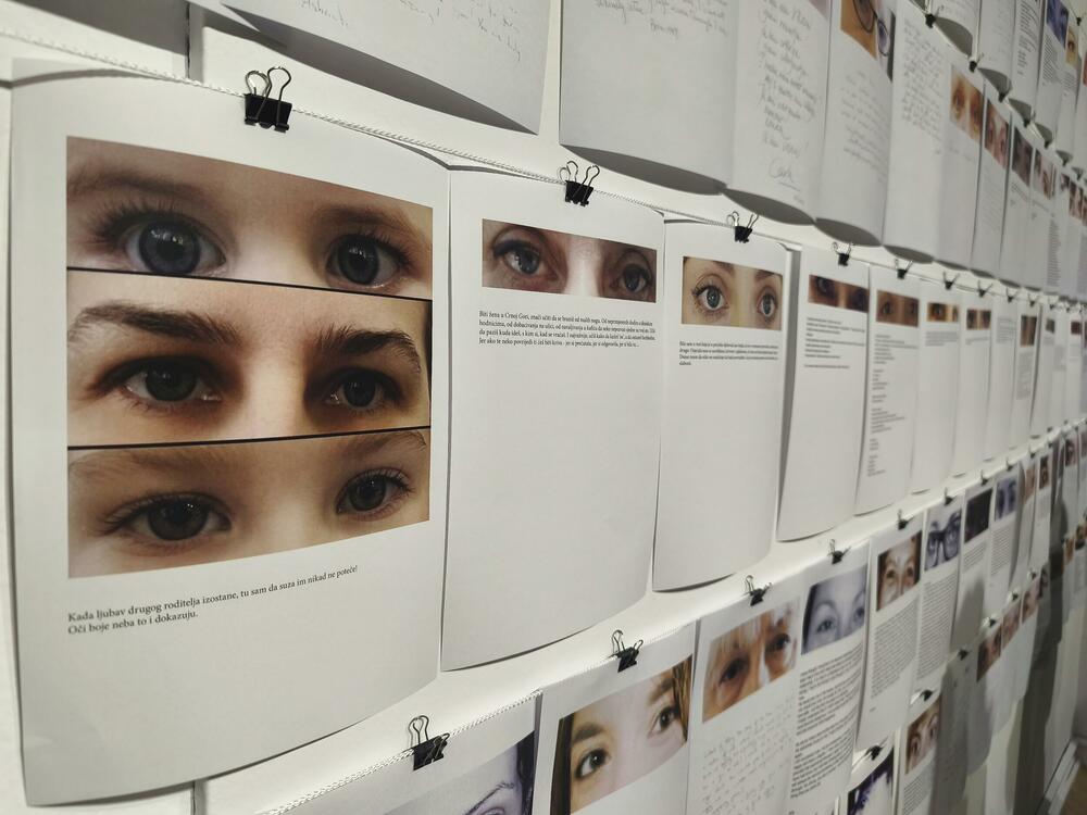 <p>Zvuk i umjetnost koji odjekuju kroz generacije i izložba “Nedovršena”, u Dvorcu Petrovića i Perjaničkom domu u Podgorici... Na posjetiocima je da je dovrše, budu njen dio, “u ovom približno beskrajnom univerzumu”...</p>