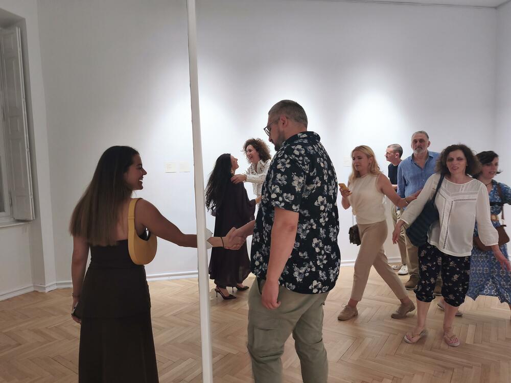 <p>Zvuk i umjetnost koji odjekuju kroz generacije i izložba “Nedovršena”, u Dvorcu Petrovića i Perjaničkom domu u Podgorici... Na posjetiocima je da je dovrše, budu njen dio, “u ovom približno beskrajnom univerzumu”...</p>