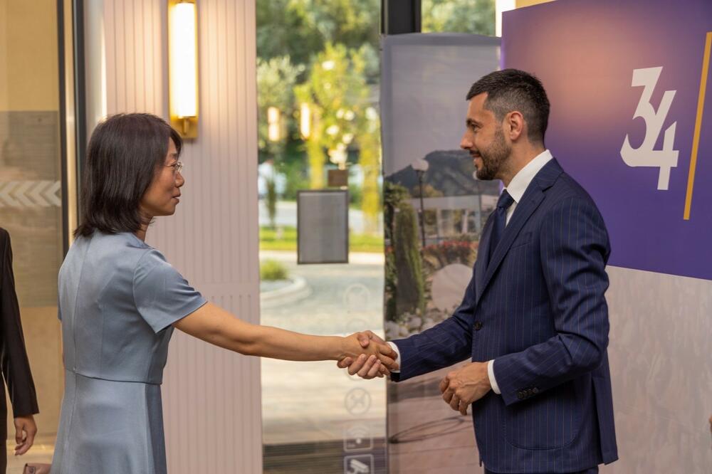 <p>Predsjednik DPS je rekao da redovna istraživanja javnog mnjenja koje rade pokazuju da je rejting DPS danas pet procentnih poenta veći samostalno nego na izborima prije dvije godine kada su nastupili u koaliciji sa Socijaldemokratama, Liberalnom partijom i Demokratskom unijom Albanaca</p>