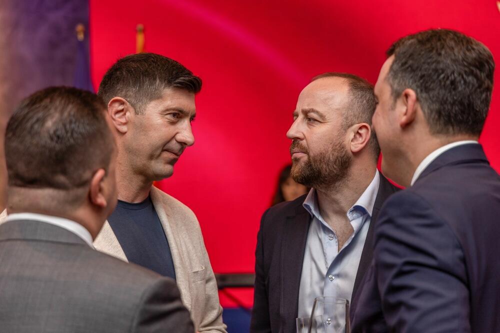 <p>Predsjednik DPS je rekao da redovna istraživanja javnog mnjenja koje rade pokazuju da je rejting DPS danas pet procentnih poenta veći samostalno nego na izborima prije dvije godine kada su nastupili u koaliciji sa Socijaldemokratama, Liberalnom partijom i Demokratskom unijom Albanaca</p>