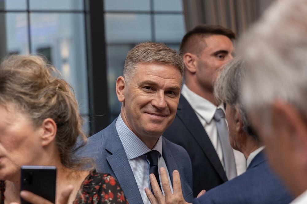 <p>Predsjednik DPS je rekao da redovna istraživanja javnog mnjenja koje rade pokazuju da je rejting DPS danas pet procentnih poenta veći samostalno nego na izborima prije dvije godine kada su nastupili u koaliciji sa Socijaldemokratama, Liberalnom partijom i Demokratskom unijom Albanaca</p>