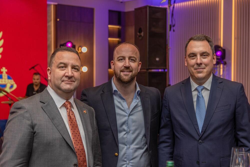 <p>Predsjednik DPS je rekao da redovna istraživanja javnog mnjenja koje rade pokazuju da je rejting DPS danas pet procentnih poenta veći samostalno nego na izborima prije dvije godine kada su nastupili u koaliciji sa Socijaldemokratama, Liberalnom partijom i Demokratskom unijom Albanaca</p>