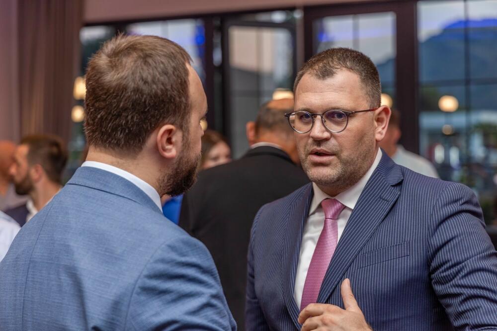 <p>Predsjednik DPS je rekao da redovna istraživanja javnog mnjenja koje rade pokazuju da je rejting DPS danas pet procentnih poenta veći samostalno nego na izborima prije dvije godine kada su nastupili u koaliciji sa Socijaldemokratama, Liberalnom partijom i Demokratskom unijom Albanaca</p>