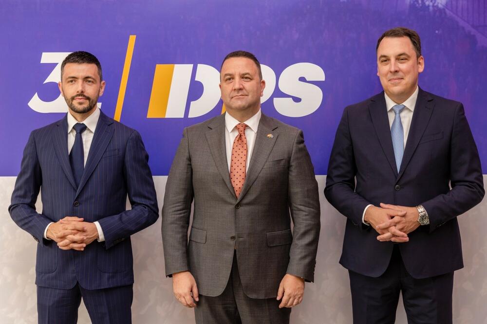 <p>Predsjednik DPS je rekao da redovna istraživanja javnog mnjenja koje rade pokazuju da je rejting DPS danas pet procentnih poenta veći samostalno nego na izborima prije dvije godine kada su nastupili u koaliciji sa Socijaldemokratama, Liberalnom partijom i Demokratskom unijom Albanaca</p>