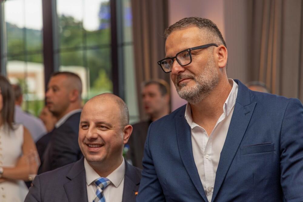 <p>Predsjednik DPS je rekao da redovna istraživanja javnog mnjenja koje rade pokazuju da je rejting DPS danas pet procentnih poenta veći samostalno nego na izborima prije dvije godine kada su nastupili u koaliciji sa Socijaldemokratama, Liberalnom partijom i Demokratskom unijom Albanaca</p>