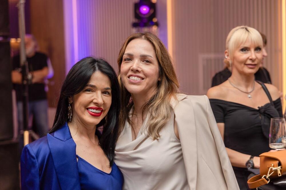 <p>Predsjednik DPS je rekao da redovna istraživanja javnog mnjenja koje rade pokazuju da je rejting DPS danas pet procentnih poenta veći samostalno nego na izborima prije dvije godine kada su nastupili u koaliciji sa Socijaldemokratama, Liberalnom partijom i Demokratskom unijom Albanaca</p>