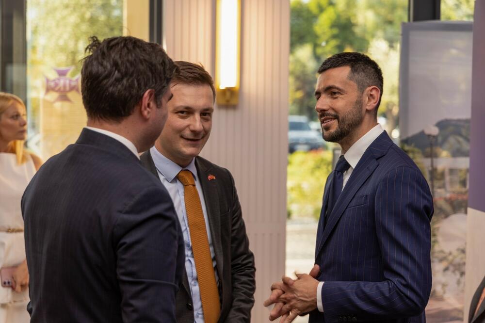 <p>Predsjednik DPS je rekao da redovna istraživanja javnog mnjenja koje rade pokazuju da je rejting DPS danas pet procentnih poenta veći samostalno nego na izborima prije dvije godine kada su nastupili u koaliciji sa Socijaldemokratama, Liberalnom partijom i Demokratskom unijom Albanaca</p>