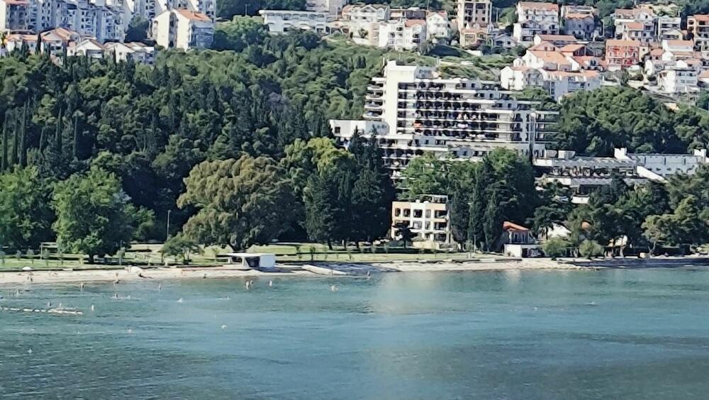 <p>Vila je površine 5.520 metara kvadratnih, a okružena je parkom od oko 75.000 kvadrata. Kompleks je završen za šest mjeseci, a lokacija je izabrana zbog specifične mikroklime, blizine izvorišta mineralne vode, naslaga ljekovitog blata i jedinstvenog pogleda na Bokokotorski zaliv...</p>