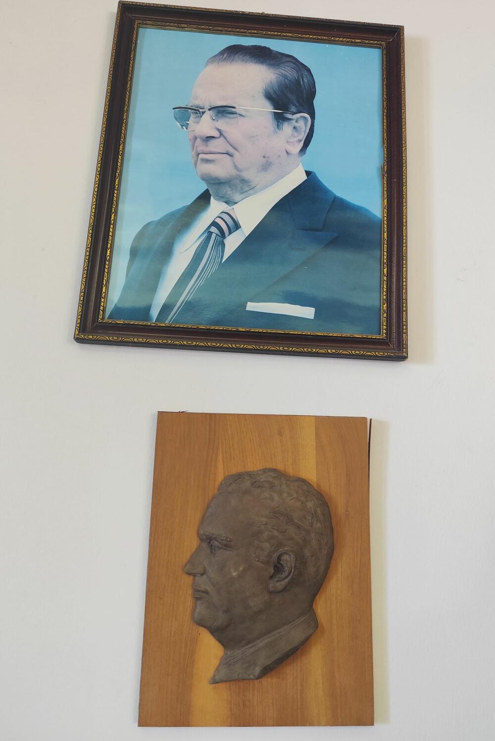 <p>Vila je površine 5.520 metara kvadratnih, a okružena je parkom od oko 75.000 kvadrata. Kompleks je završen za šest mjeseci, a lokacija je izabrana zbog specifične mikroklime, blizine izvorišta mineralne vode, naslaga ljekovitog blata i jedinstvenog pogleda na Bokokotorski zaliv...</p>