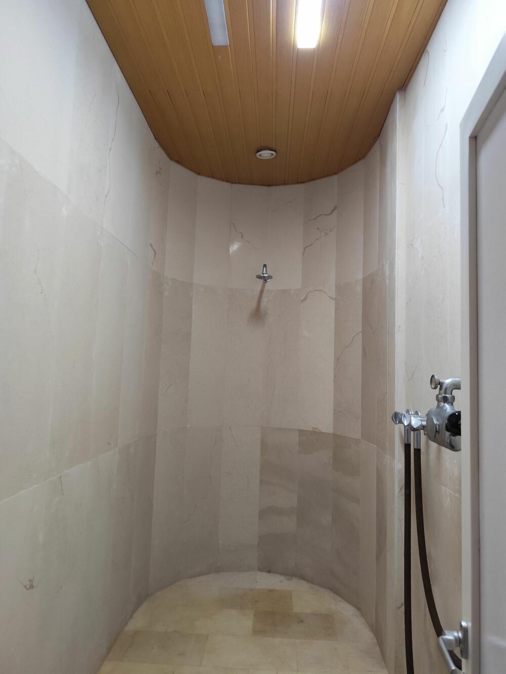 <p>Vila je površine 5.520 metara kvadratnih, a okružena je parkom od oko 75.000 kvadrata. Kompleks je završen za šest mjeseci, a lokacija je izabrana zbog specifične mikroklime, blizine izvorišta mineralne vode, naslaga ljekovitog blata i jedinstvenog pogleda na Bokokotorski zaliv...</p>